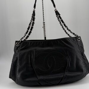 Chanel Elegant Black Leather Handbag